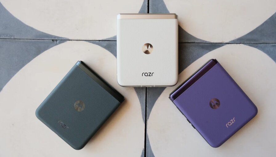 razr plus new foldable phone