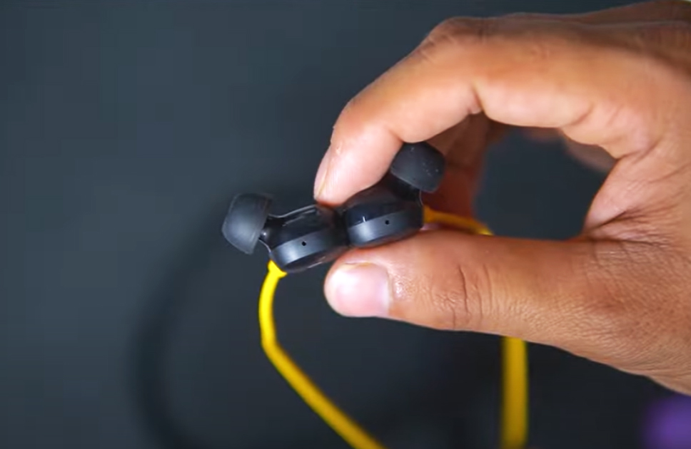 Anker Soundcore R500 Controls & Connectivity